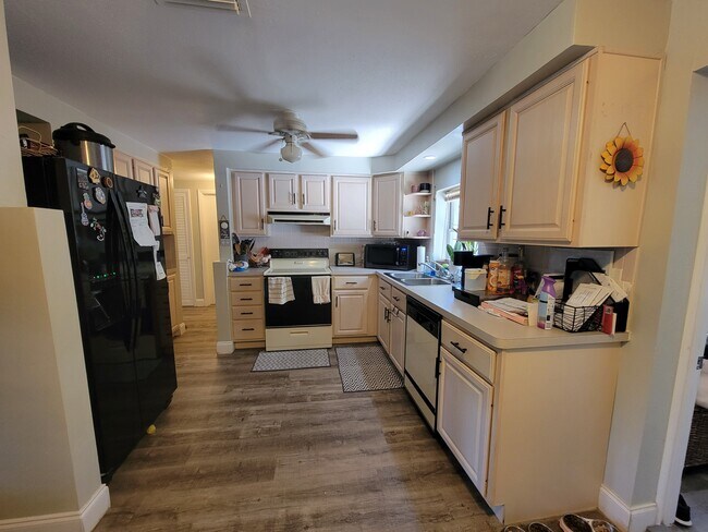 Building Photo - 3340 Beacon Square Dr