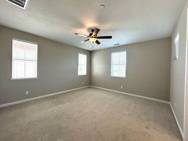 Building Photo - Beautiful 3 Bedroom 2.5 Bathroom in Gated ...