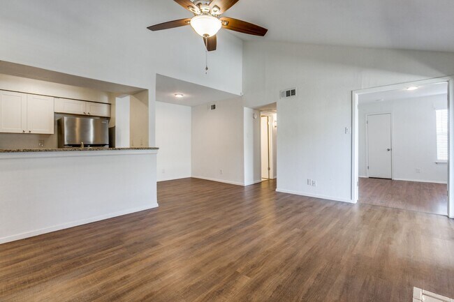 Building Photo - Lock and go GATED COMMUNITY near the night life in Addison. 2br/1ba Condo!