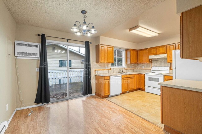 Building Photo - 906 N 2nd St