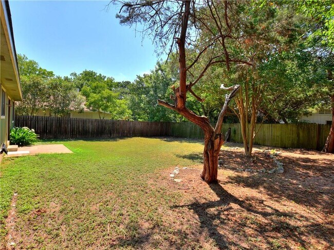 Building Photo - 802 Primrose Ln