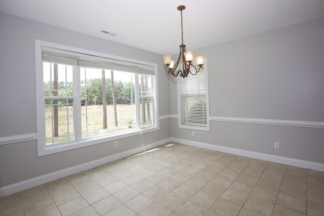 Building Photo - Woodlake Home