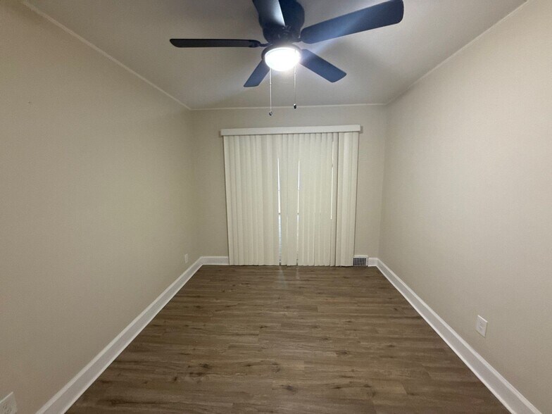 Building Photo - This beautifully updated 3-bedroom, 1-bath...