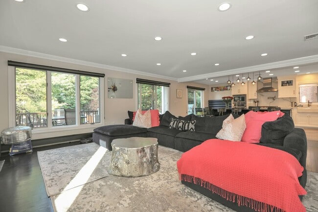 Building Photo - 357 Tom Hunter Rd