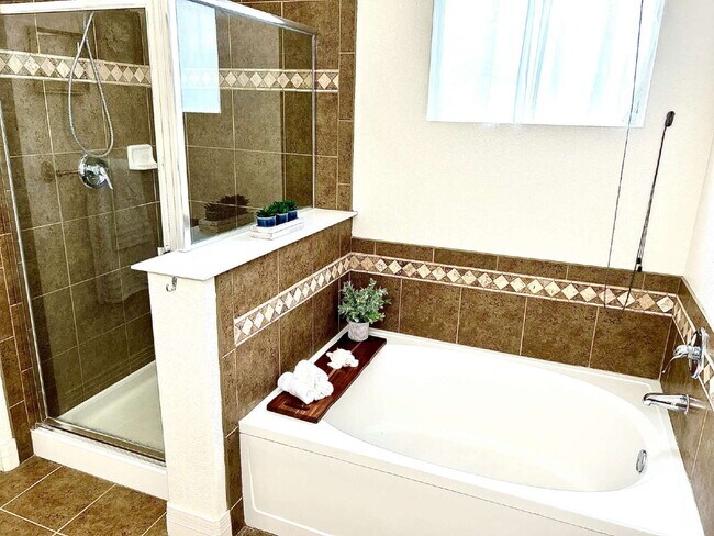 Building Photo - Bright & Peaceful 2 Bed, 2 Bath Corner Con...