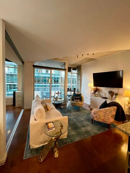 Building Photo - 600 12th Ave S