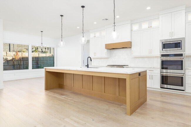 Building Photo - 6 bedroom with RV Garage and Hot Tub