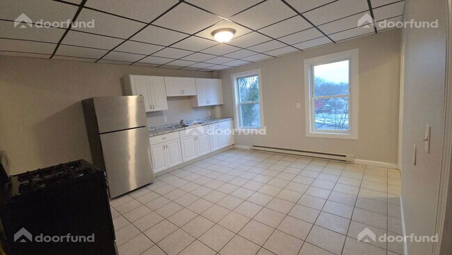 Building Photo - 147 Oak St