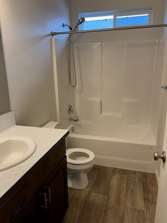 Building Photo - Beautiful 3-Bedroom, 2-Bathroom Home in Sp...