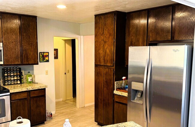 Building Photo - MLCC 3 Bedroom 2 Bath