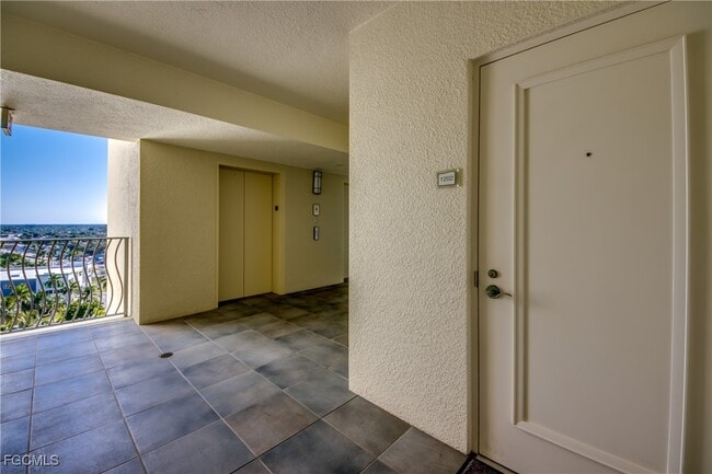 Building Photo - 3000 Oasis Grand Blvd