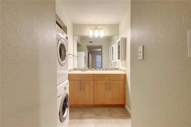 Building Photo - 7685 Northcross Dr