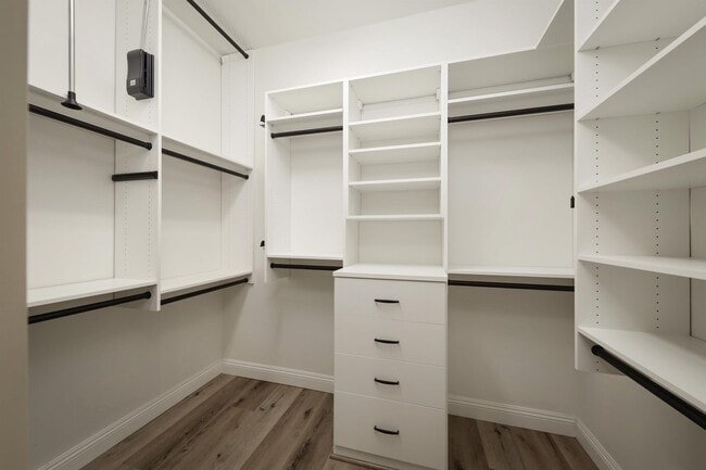 Building Photo - 2510 Tiverton Dr