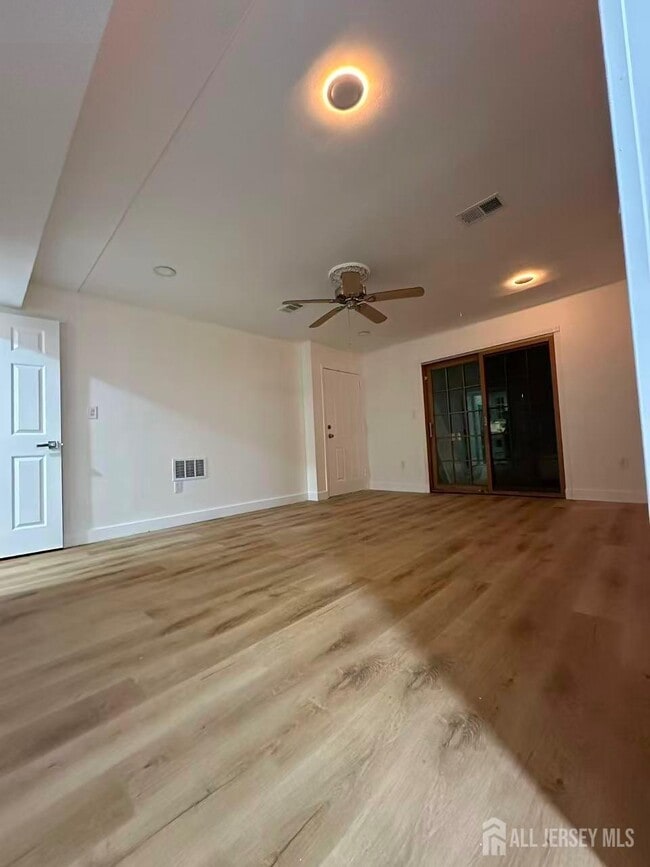 Building Photo - 405 N Oaks Blvd