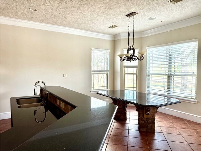 Building Photo - 1631 S Persimmon St