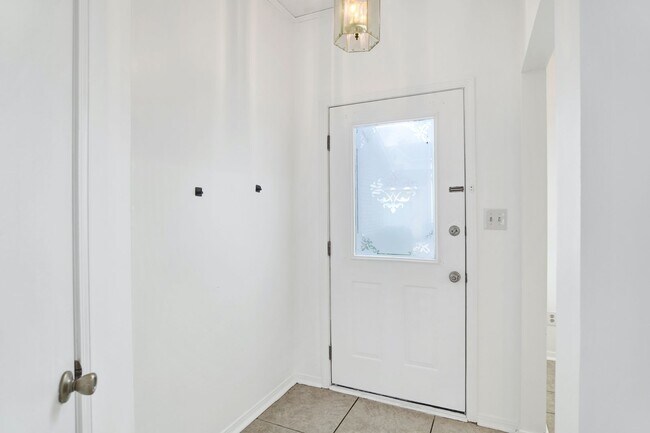 Building Photo - Spacious 2 Bed/2.5 Bath Townhome in POOL CONDO COMPLEX!