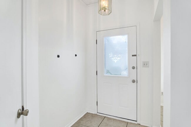 Building Photo - Spacious 2 Bed/2.5 Bath Townhome with 1 Ca...