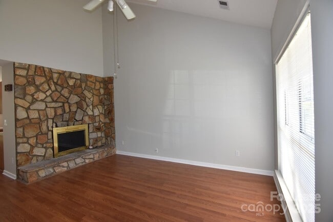 Building Photo - 8220 Golf Ridge Dr