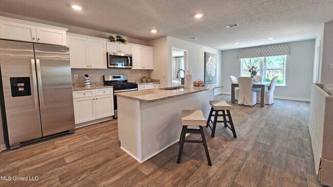 Building Photo - "Charming 3-Bedroom Home with 2 Full Baths...