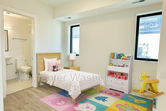 Building Photo - 1460 Belmont St NW