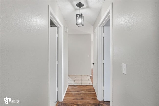 Building Photo - Charming 2BD/1BA Condo
