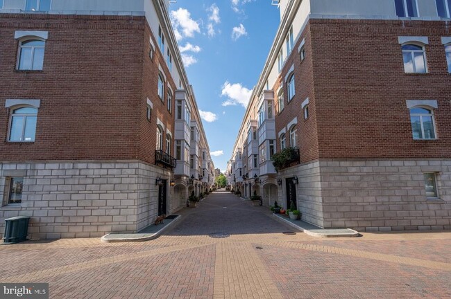 Building Photo - 621 Ponte Villas N