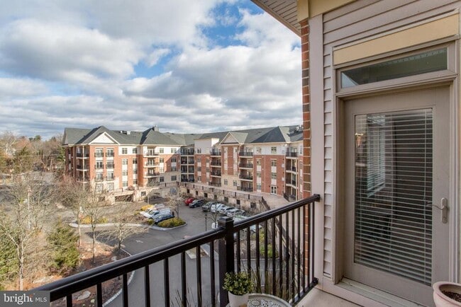 Building Photo - 523 Carson Terrace