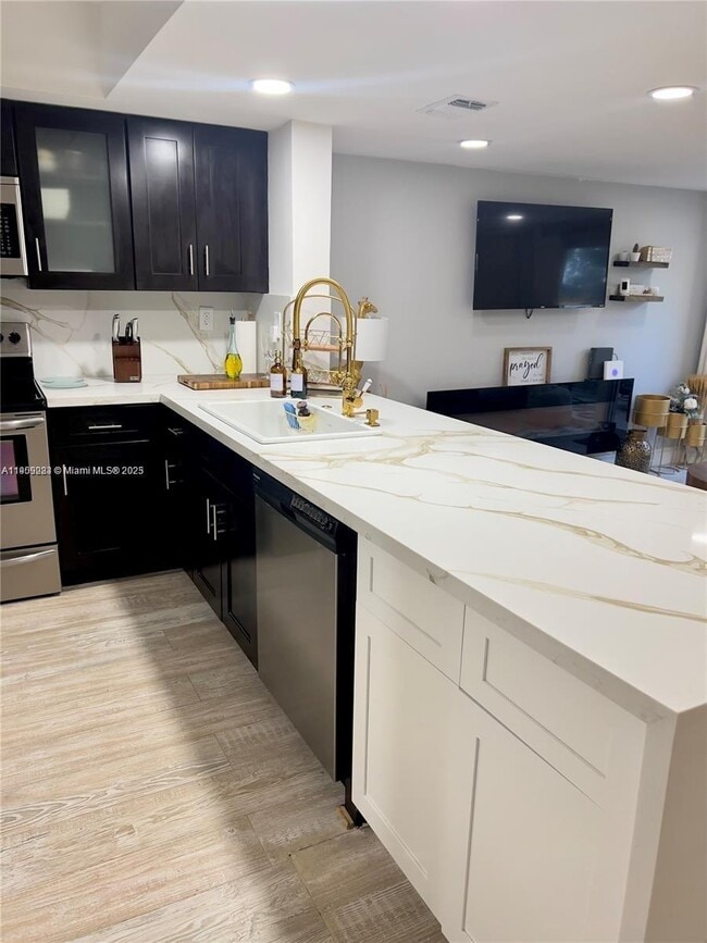 Building Photo - 568 N University Dr