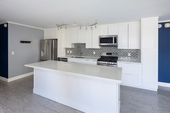Building Photo - 2215 Aloha Dr