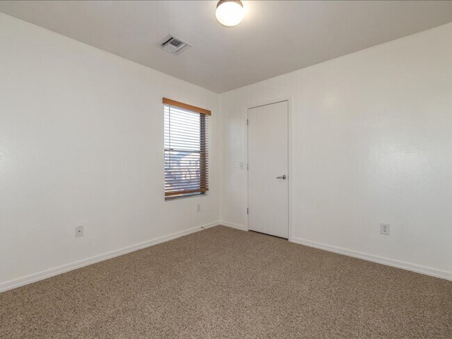 Building Photo - 3 Bedroom 2.5 Bath