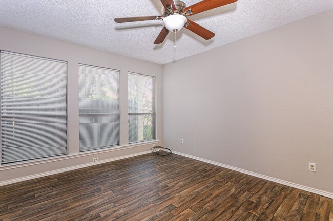 Building Photo - 2805 Meadow Park Dr