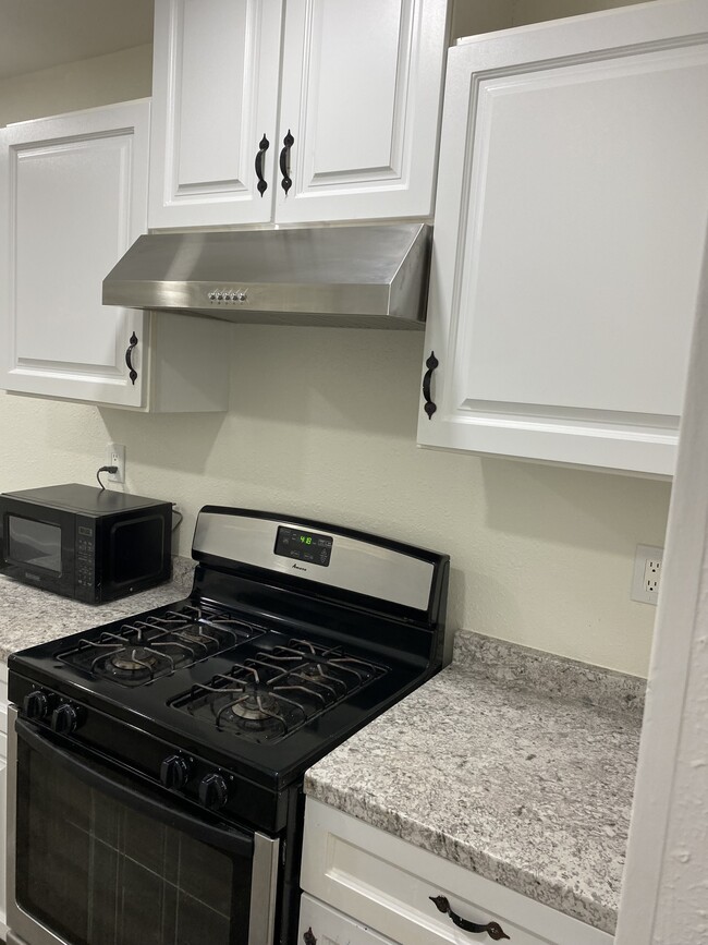 Building Photo - 1539 E Young St