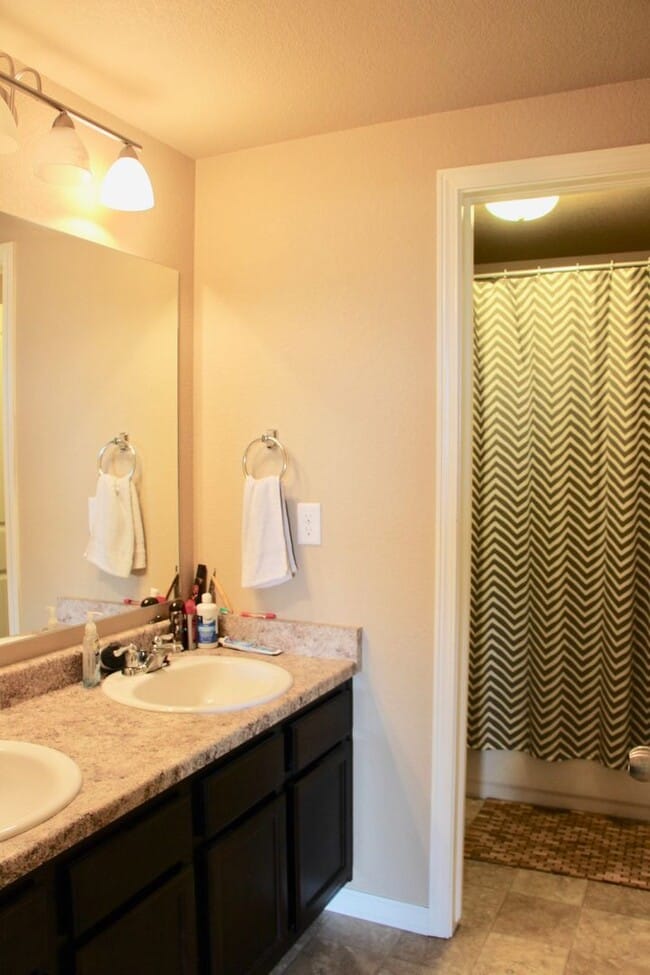 Building Photo - 6 Bed/3 Bath Rancher Close to to the North Side Hospitals