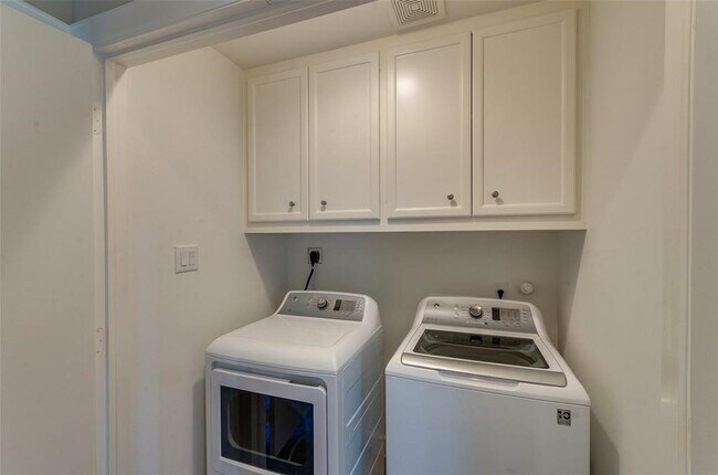 Building Photo - 612 E 38th St