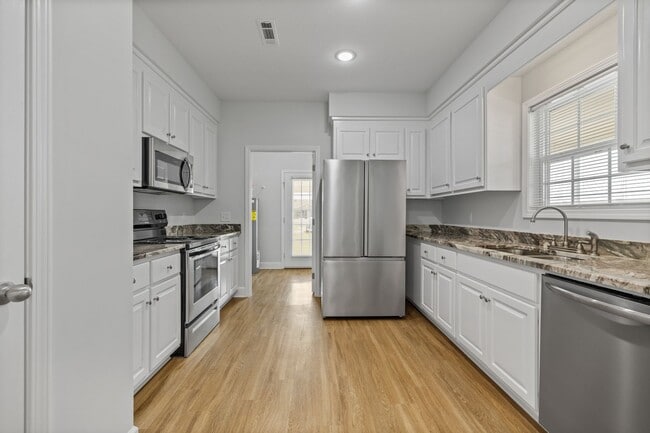 Building Photo - Stunning Newer Townhouse