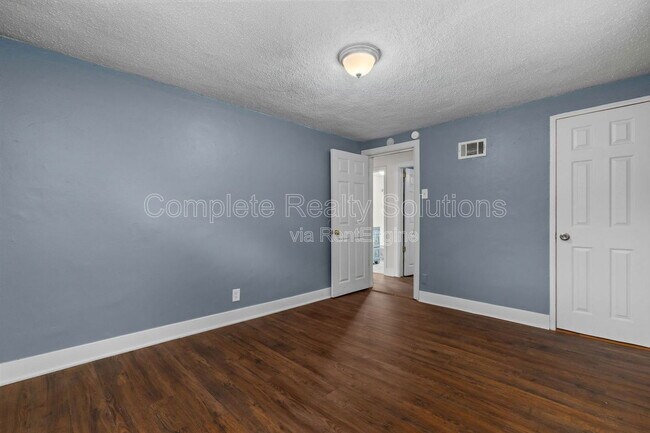 Building Photo - 465 S Dade Ave