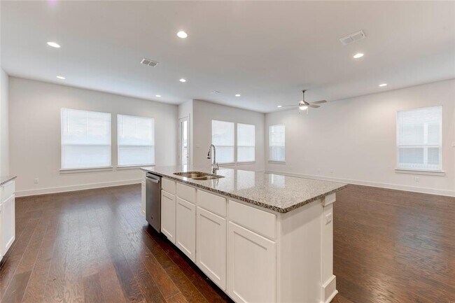 Building Photo - 1531 N Red Bud Ln