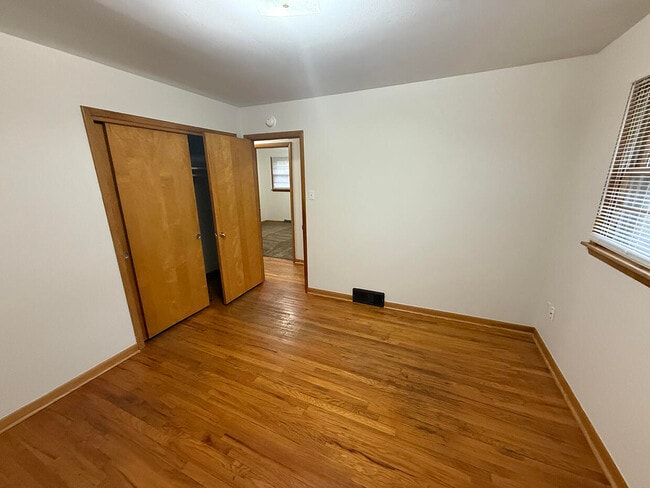 Building Photo - 2102 Woodlea Dr