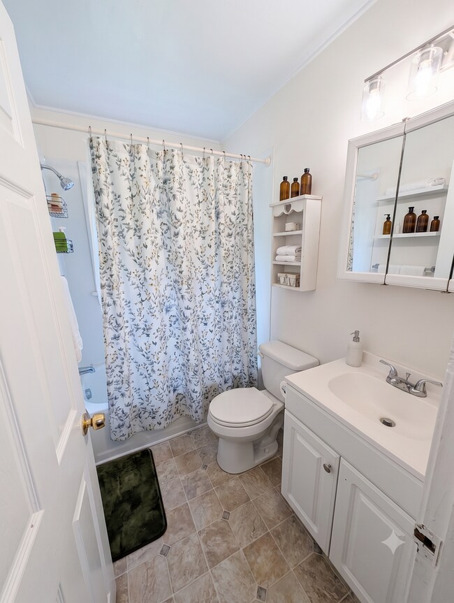 Building Photo - Perfect Location! 2 Bed, 1 Bath Home with Bonus Upstairs Space