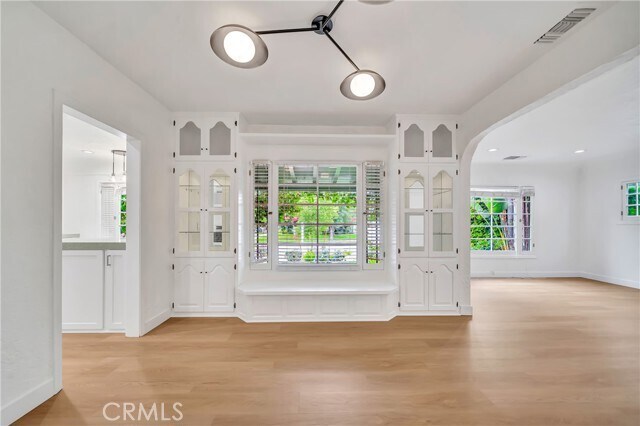 Building Photo - 546 S Beachwood Dr