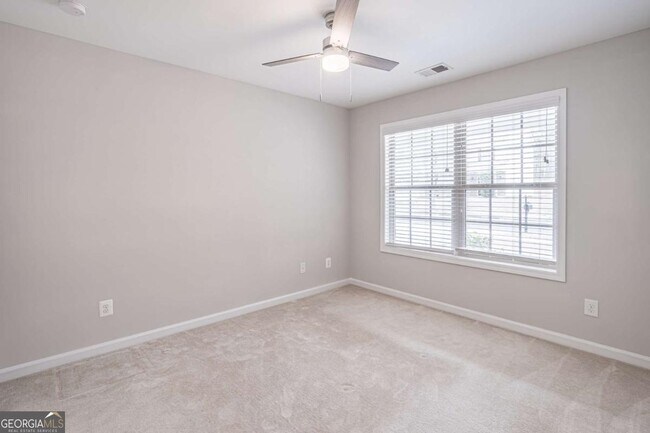 Building Photo - 5660 Crest Hill Dr NE