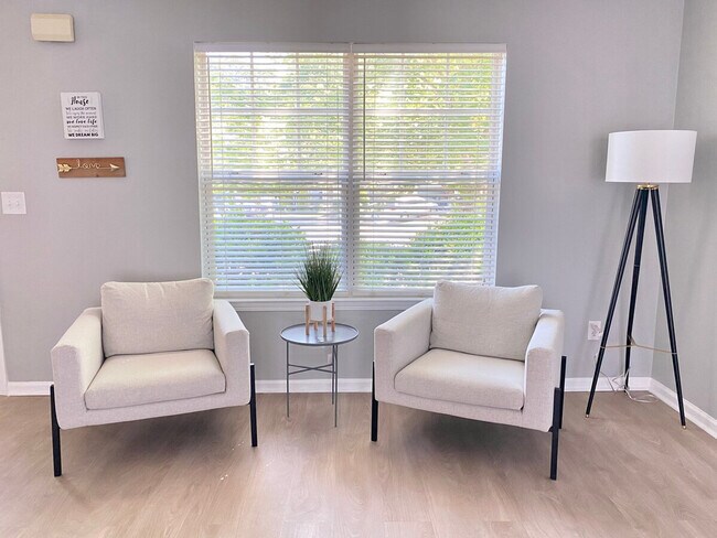 Building Photo - 220 Brookstone Trail