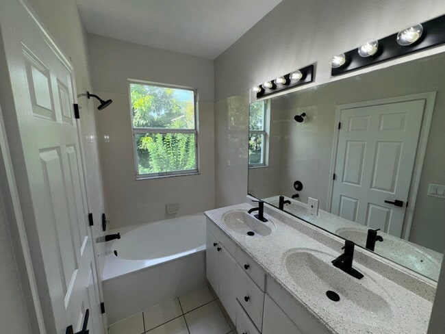 Building Photo - 971 Pipers Cay Dr