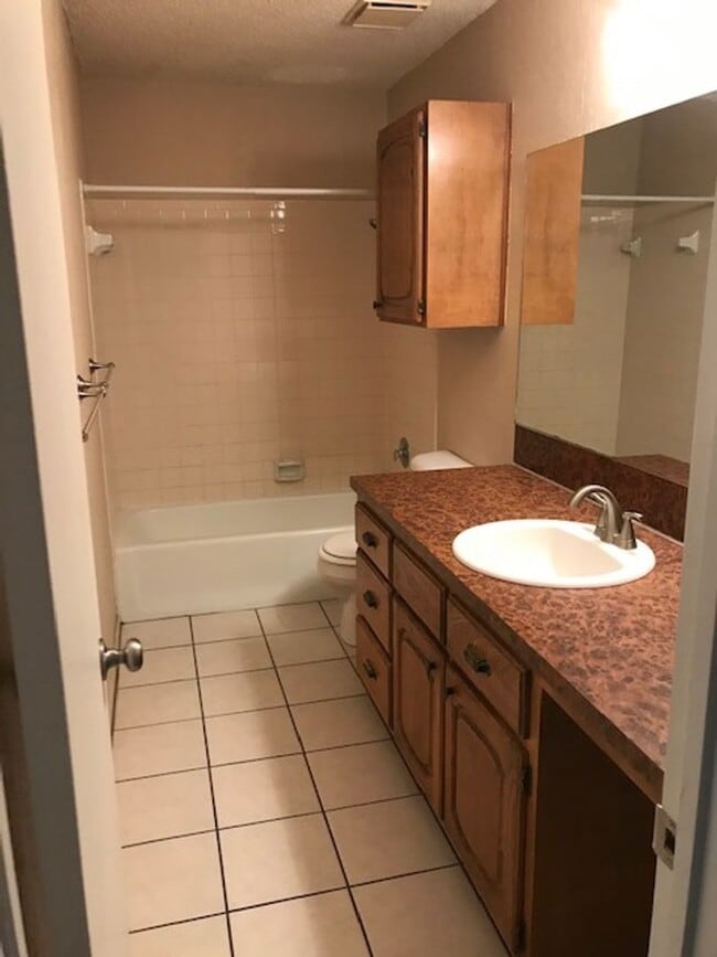 Building Photo - 711 Hawn Cir