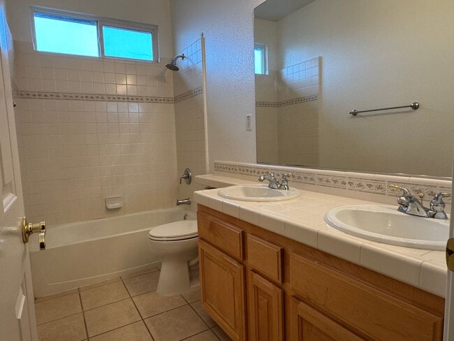 Building Photo - Well-maintained Roseville home!