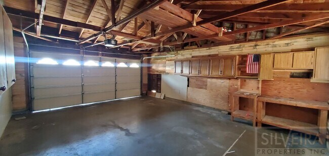 Building Photo - A Comfortable Home awaits the right Tenant!