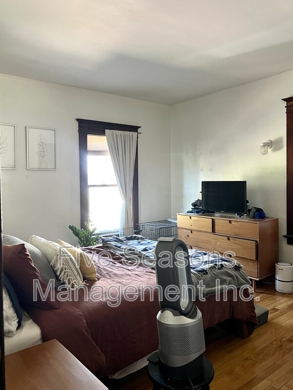 Building Photo - 369 S Winooski Ave