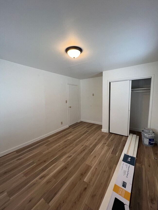 Building Photo - 217 W Irving Ave