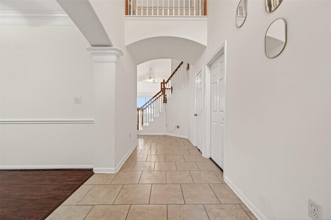 Building Photo - 14914 W Bend Dr