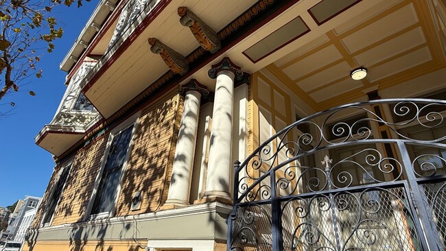 Building Photo - EPIC REA- Outstanding NOPA Location w/Garage Parking - 2 BR/1 BA Condo